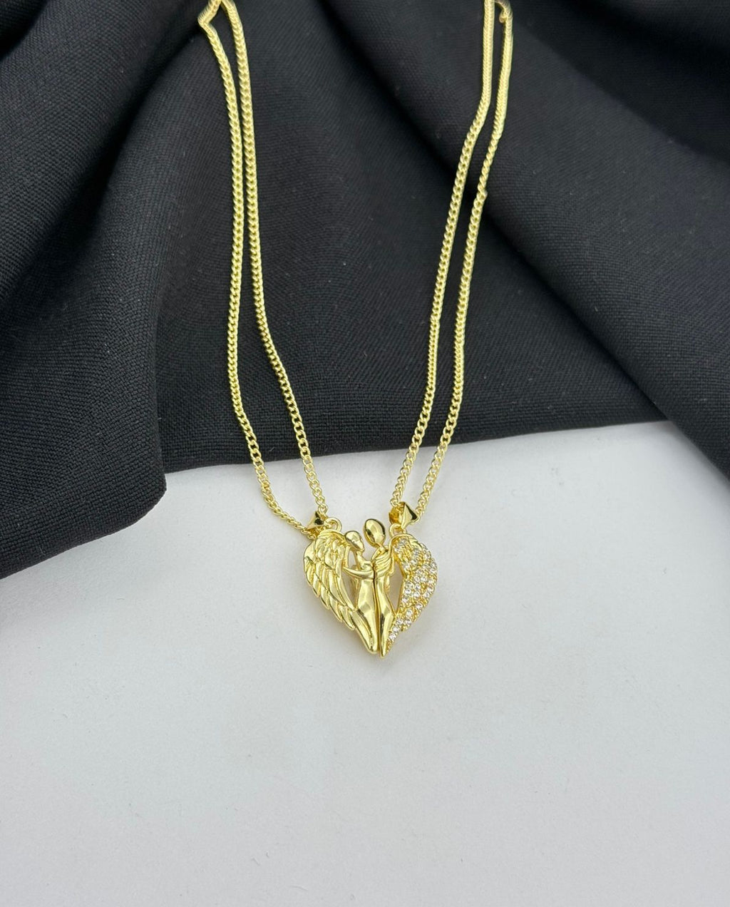 “Unidos por Atracción” – Juego X2 Cadenas Magnéticas para Parejas (Baño en oro)