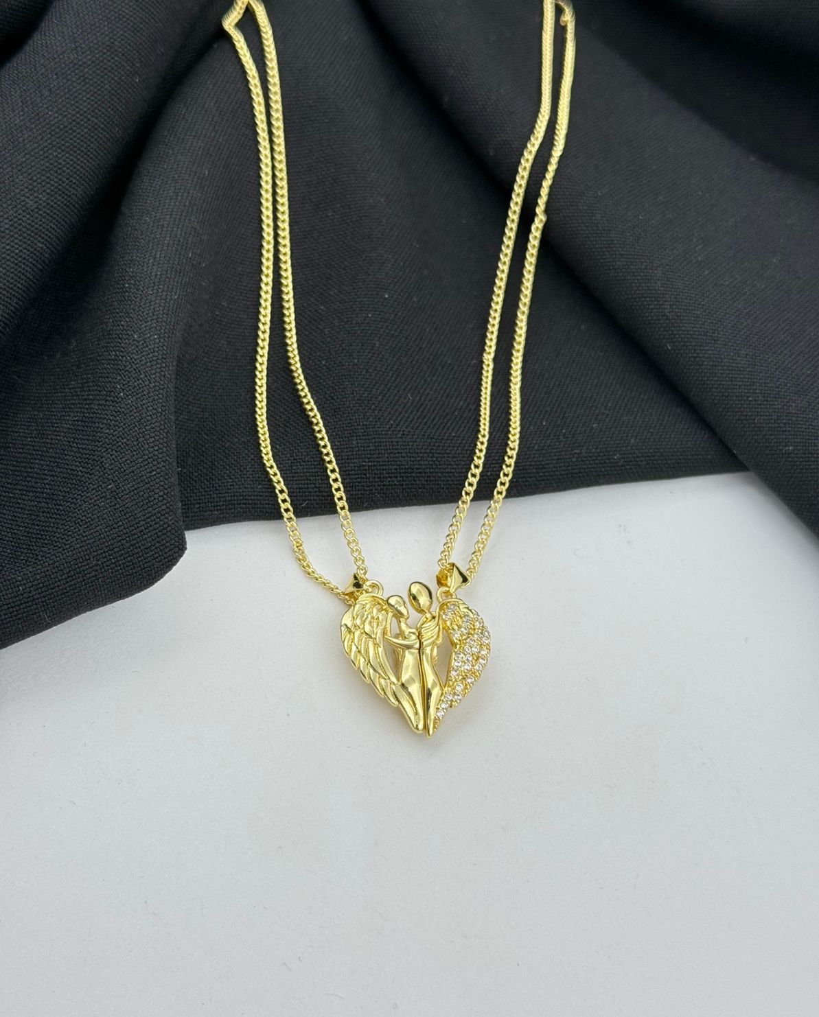 “Unidos por Atracción” – Juego X2 Cadenas Magnéticas para Parejas (Baño en oro)